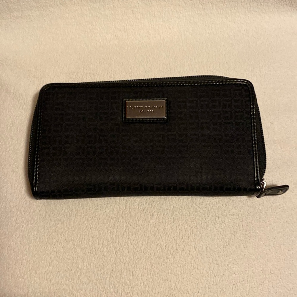 👛Tommy Hilfiger Black Pebbled Wallet with Metal Brand Plate